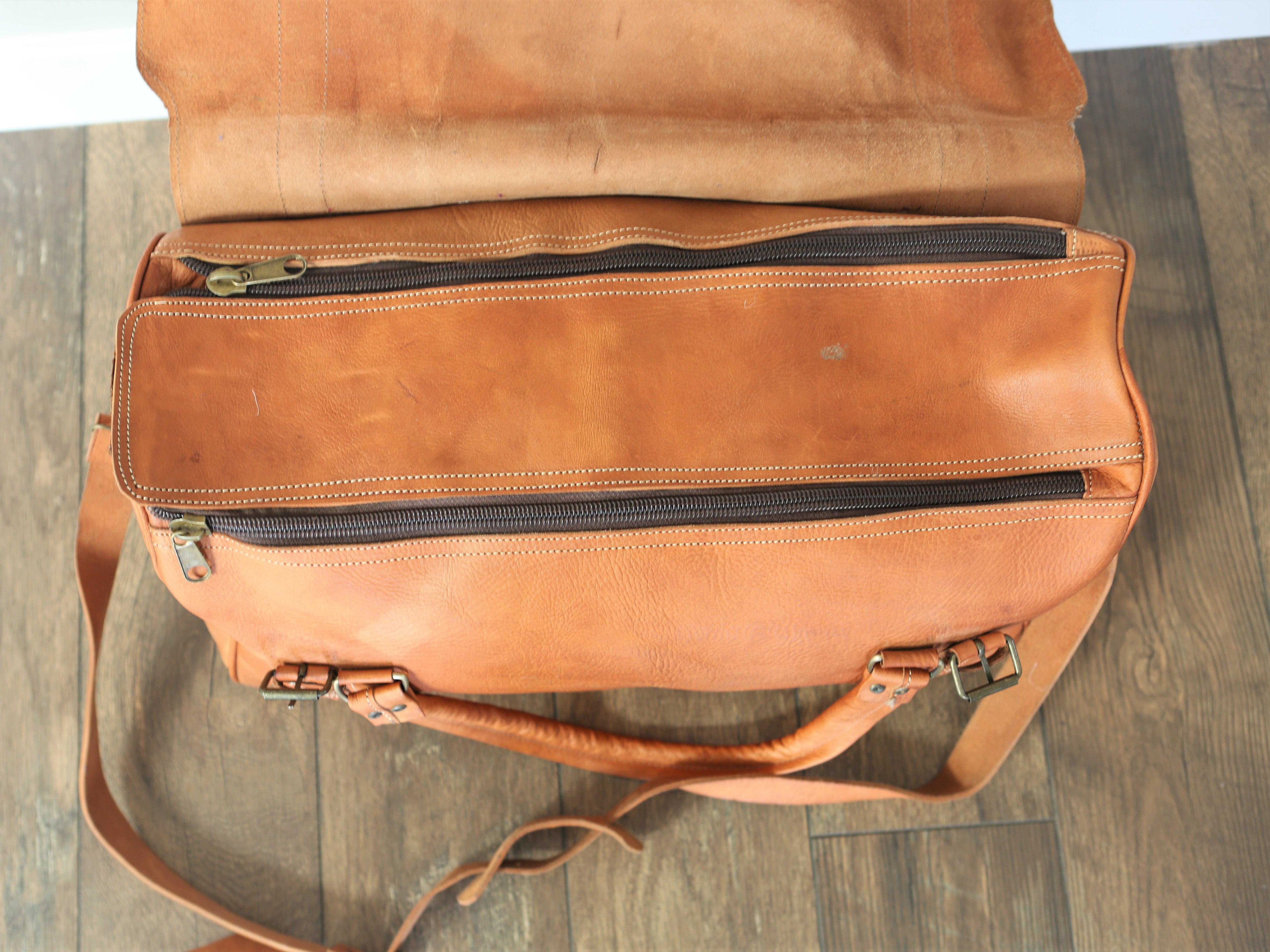Handy leather duffle bag